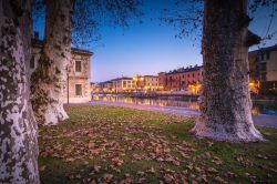 Panorama autunnale di Peschiera del Garda, Veneto. Passeggiando per il paese se ne possono scoprire alcuni scorci suggestivi.
