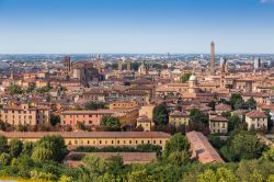 Un panorama aereo della città di Bologna, Emilia Romagna. Che la si guardi dai prati delle colline, dalle merlature di una torre o da un aereo, Bologna vista dall'alto è sempre ...