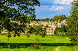 Panorama del borgo di Bibury, considerato uno dei villaggi più belli e pittoreschi di tutta l'Inghilterra - © Voyagerix / Shutterstock.com 