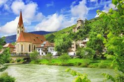 Il panorama ed i colori in estate del borgo di Chiusa in Alto Adige - © leoks/ Shutterstock.com