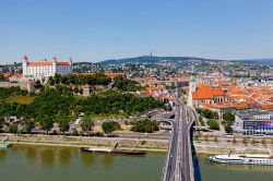 Panorama di Bratislava (Slovacchia) con alcuni dei suoi simboli principali: il Danubio, il castello, il ponte Nový Most e il centro storico - © Shchipkova Elena / Shutterstock.com ...