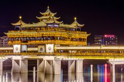 Panorama by night del Wenfeng Bridge nella città di Huangshan, Cina - © amadeustx / Shutterstock.com