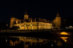 Panorama by night della basilica del Sacro Cuore di Gesù a Paray-le-Monial, Francia. Risalente ais ecoli XI° e XII°, è un vero e proprio gioiello di architettura romanica.

 ...