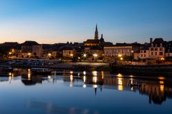 Panorama by night della città di Bergerac affacciata sul fiume Dordogna (Francia). Città d'arte e di storia, Bergerac lega il suo nome a quello del poeta drammatico francese ...