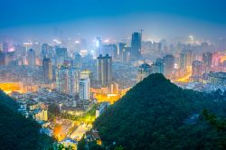 Panorama by night della città di Guiyang (Cina). Questa metropoli sorge a circa 1100 metri di altitudine al centro della provincia di Guizhou.
