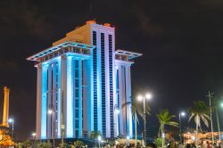 Panorama by night della Pemex Tower nel porto di Veracruz, Messico. Questa cittadina si trova nella baia di Campeche del Golfo del Messico - © Aberu.Go / Shutterstock.com