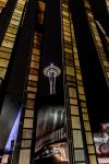 Panorama by night della Space Needle a Seattle, Washington (USA). Questa torre rappresenta il principale simbolo della città. S'innalza per 184 metri e la sua realizzazione è ...