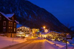 Panorama by night dello ski resort di Brand, distretto di Bludenz (Austria) con la neve.

