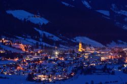 Panorama by night di Radstadt, Austria. Questa pittoresca località di villeggiatura si trova in una valle soleggiata fra i Tauri di Radstadt a sud e il massiccio del Dachstein a nord.

 ...