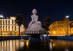 Panorama by night di Viareggio, Toscana: la piazza con la fontana "Bambino sulla sabbia" e sullo sfondo il famoso Grand Hotel Principe di Piemonte. Viareggio è una delle principali ...
