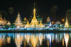 Panorama by night di Wat Jong Klang nella provincia di Mae Hong Son (Thailandia) - © Peangdao / Shutterstock.com
