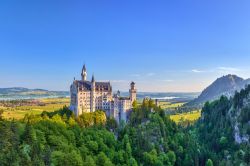 Panorama della Baviera con il Castello di Neuschwanstein (Germania) - © Noppasin / Shutterstock.com