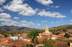 Veduta dall'alto del centro di Trinidad, la città museo di Cuba - La splendida Trinidad, città cubana della provincia di Santi Spiritus, vista dall'alto. Tra i colorati ...