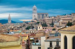 Un'immagine del panorama cittadino tra i tetti del centro storico di Girona (Catalogna). Su tutti spiccano i campanili della cattedrale di Santa Maria e della chiesa di San Felix - Foto ...