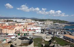 Panorama della città di Tarifa, Spagna. Una bella immagine di questo Comune della comunità autonoma dell'Andalusia, conosciuto anche per essere il più a sud di tutta ...