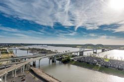 Panorama della cittadina di Memphis con il fiume Mississipi e il ponte Hernando de Soto (Tennessee), USA.
 