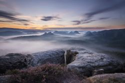 Panorama con nebbia sulla montagna Kleiner Winterberg, Germania. Questa località è molto popolare perchè ospita la più grande stazione di sport invernali a nord delle ...