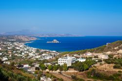 La costa di Kos, Grecia, con la piccola isola di Kastri nel Mare Egeo - © Anna Lurye / Shutterstock.com