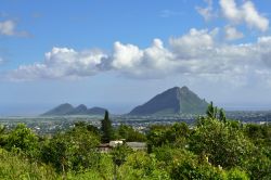 Panorama da Curepipe sui monti Trois Mamelles, Mauritius. Dall'alto della città di Curepipe si possono ammirare i monti Trois Mamelles che formano una montagna a sud ovest di Mauritius, ...