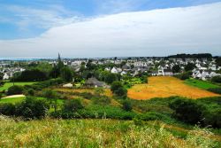 Panorama da una collina sulla città di Carnac, Francia. Con oltre 2 mila ore di sole all'anno, Carnac si trova su una delle coste più soleggiate della Bretagna.

