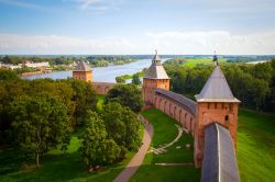 Panorama da una delle torri del Cremlino di Velikij Novgorod, Russia. E' patrimonio dell'umanità dell'Unesco dal 1992.
