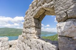 Panorama da un'apertura delle mura di Ston, Croazia: sullo sfondo la baia di Mali Ston. 

