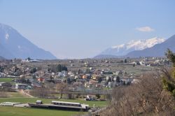 Panorama sulla valle e i rilievi della Lombardia settentrionale dai terrazzi vinicoli di Chiuro in Valtellina