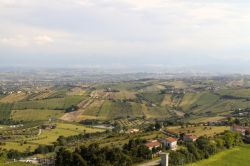Panorama dal borgo di Colonnella sulle colline del nord dell'Abruzzo, provincia di Teramo