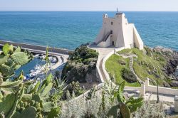 Panorama dal borgo di Sperlonga sulla Torre Truglia nel Lazio. - © xtoforens / Shutterstock.com