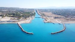 Panorama dal drone del canale di Corinto, Peloponneso, Grecia: il 25 luglio 1893, dopo 11 anni di lavori, venne inaugurato il famoso canale lungo 6,3 metri e largo, in media, poco più ...