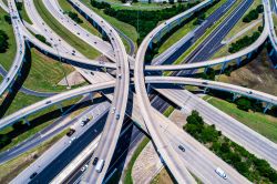 Panorama dal drone di autostrada e interscambi ad alta velocità a Austin, Texas (USA).

