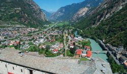 Il panorama dal forte di Bard: la Dora Baltea e a sinistra l'abitato di Hone in Valle d'Aosta - © Naeblys / Shutterstock.com