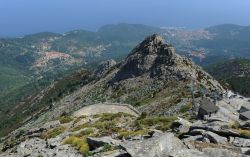 Il panorama dal Monte Capanne, la cima più alta dell'Isola d'Elba. A sinistra si scorge il borgo di Marciana, a destra sulla costa Marciana Marina - © Stefano Ember / Shutterstock.com ...