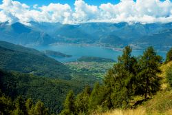 Il panorama dal monte Legnone, con il lago di ...