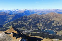 Panorama dal monte Rothorn di Lenzerheide e del lago Heidsee a Lenzerheide, Svizzera. Questo monte si trova al confine tra i cantoni Lucerna, Obvaldo e Berna.
