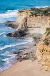 Panorama dall'alto della spiaggia atlantica di Ericeira, Portogallo. Questo tradizionale borgo dedito alla pesca è divenuto con il tempo una ricercata località di villeggiatura.



 ...