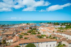 Panorama dall'alto di Saint-Martin-de-Ré, Ile de Re, Francia. Negli ultimi decenni questa località è divenuta una frequentata stazione balneare.
