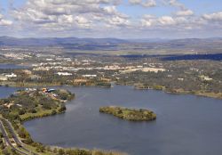 Panorama dalla Black Mountain Tower a Canberra, Australia - Le nuvole raffigurate nell'immagine potrebbero essere tranquillamente scambiate per un dipinto ad olio del vedutismo veneziano, ...