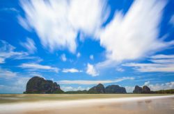 Panorama dalla spiaggia di Pakmeng, Trang, Sud della Thailandia. Questa striscia di sabbia lunga e stretta offre una splendida vista su un mare piatto e calmo.
