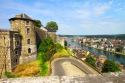 Panorama dalla torre di mezzo della Cittadella di Namur con ponti, chiese e case (Belgio).
 