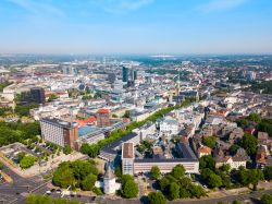 Panorama dall'alto del centro cittadino di Dortmund, Germania. Un tempo nota per essere stata un'importante area per la produzione dell'acciaio e del carbone, si è trasformata ...
