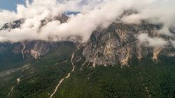 Panorama dall'alto del Dobratsch Nature Park a Villacher, Bad Bleiberg (Austria). Questa riserva naturale montana è frequentata dagli appassionati di escursionismo, ciclismo e sport ...