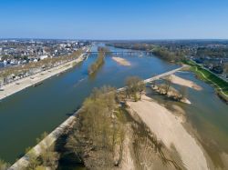 Panorama dall'alto del fiume Loira a Orléans, Francia. Lungo 1020 km, il fiume più esteso di Francia ha le sue sorgenti sul monte Gerbier de Jonc.
