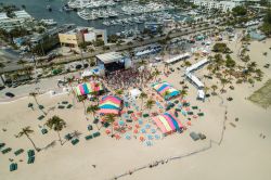 Panorama dall'alto del Florida Aids Walk Concert sulla spiaggia di Fort Lauderdale, Florida - © Felix Mizioznikov / Shutterstock.com