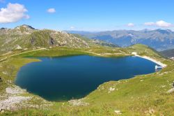 Panorama dall'alto del lago des Blanchets nei pressi di La Plagne, Francia, in estate.
