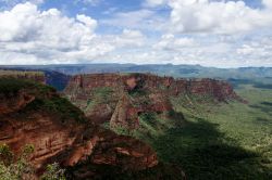 Panorama dall'alto del parco nazionale Chapada dos Guimaraes, Cuiaba, Brasile. Le formazioni rocciose di arenaria si spingono verso il cielo fra la vegetazione verdeggiante creando spettacolari ...