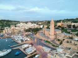 Panorama dall'alto del porto di Marsascala (isola di Malta) con la vecchia chiesa.

