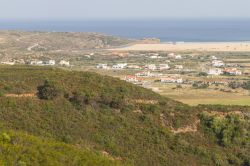 Panorama dall'alto del villaggio di Carrapateira, Algarve, con un tratto di costa sullo sfondo (Portogallo).
