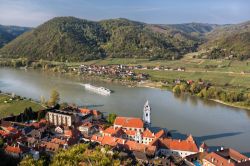 Panorama dall'alto del villaggio di Durnstein (valle di Wachau) fotografato in primavera, Austria. Menzionato la prima volta nel 1019, è divenuto celebre verso la fine del 1100 quando ...
