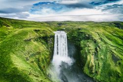 Panorama dall'alto della cascata di Skogafoss nei pressi del villaggio di Skogar, Islanda. E' una delle principali attrazioni turistiche del paese. La cascata avrebbe anche un potere ...